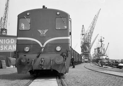 849022 Afbeelding van de diesel-electrische locomotief nr. 2276 (serie 2200/2300) van de N.S. met een goederentrein op ...